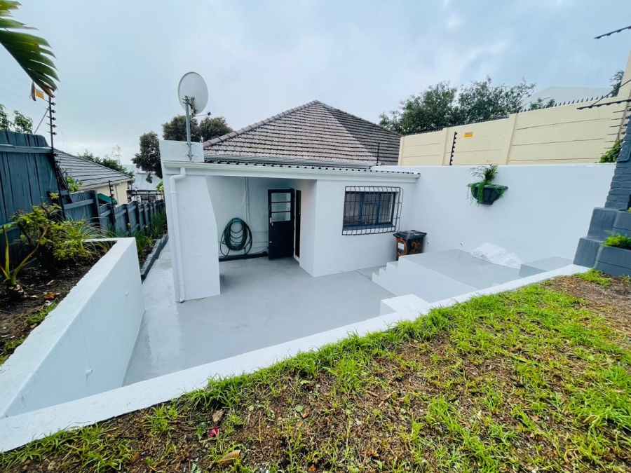 2 Bedroom Property for Sale in Vredehoek Western Cape
